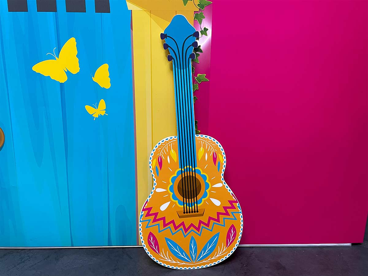 Guitare Mexicaine en Carton - Décoration Festive et Authentique