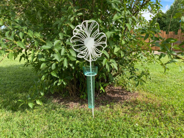 Pique métal pluviomètre fleurs