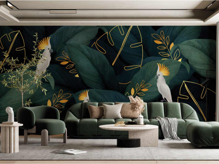 papier peint panoramique dans un salon, feuilles vertes et or avec perroquets