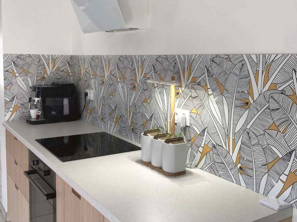 cuisine blanche et bois avec credence aluminium jungle jaune