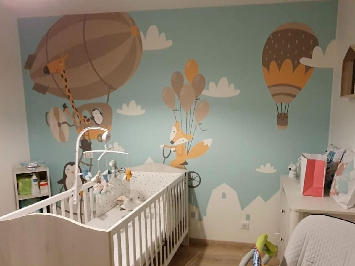 chambre enfant avec papier peint panoramique montgolfiere et animaux