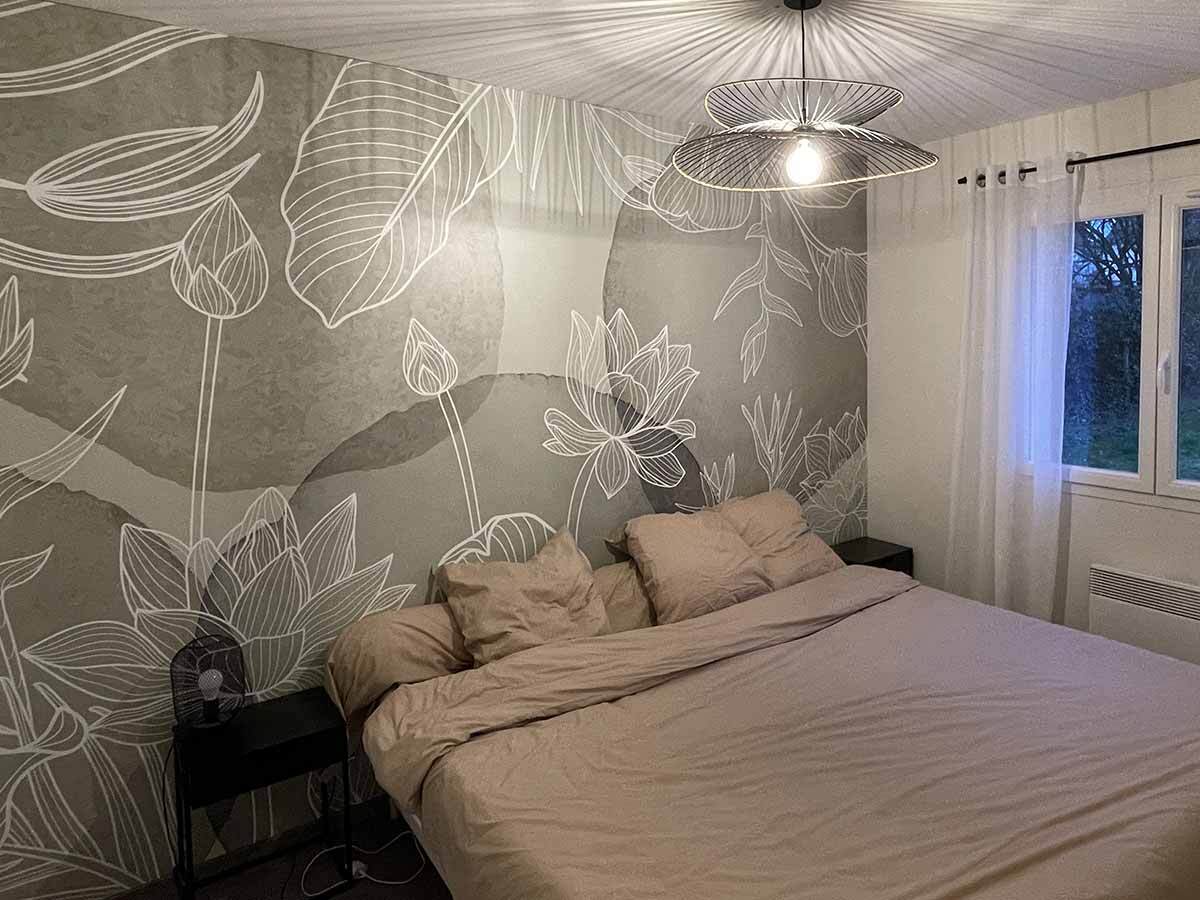 chambre enfant avec papier peint panoramique montgolfiere et animaux