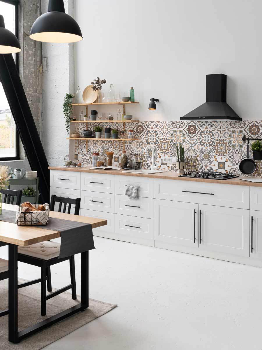 credence carreaux de ciment, couleur touche terracotta dans une cuisine blanche bois et noir