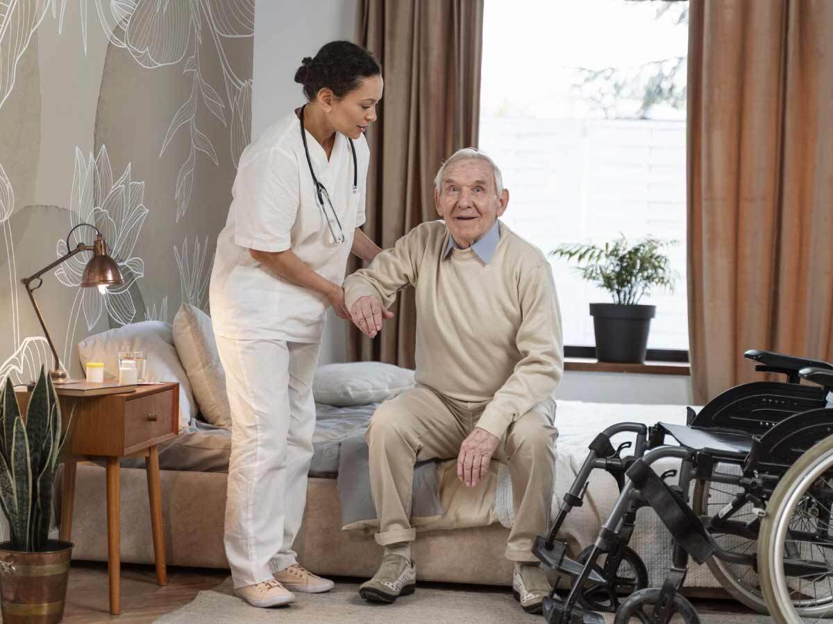 hambre d'EHPAD avec un patient et une infirmière, agrémentée d'un papier peint panoramique aux tons marrons et fleurs blanches en aquarelle, offrant une atmosphère apaisante.