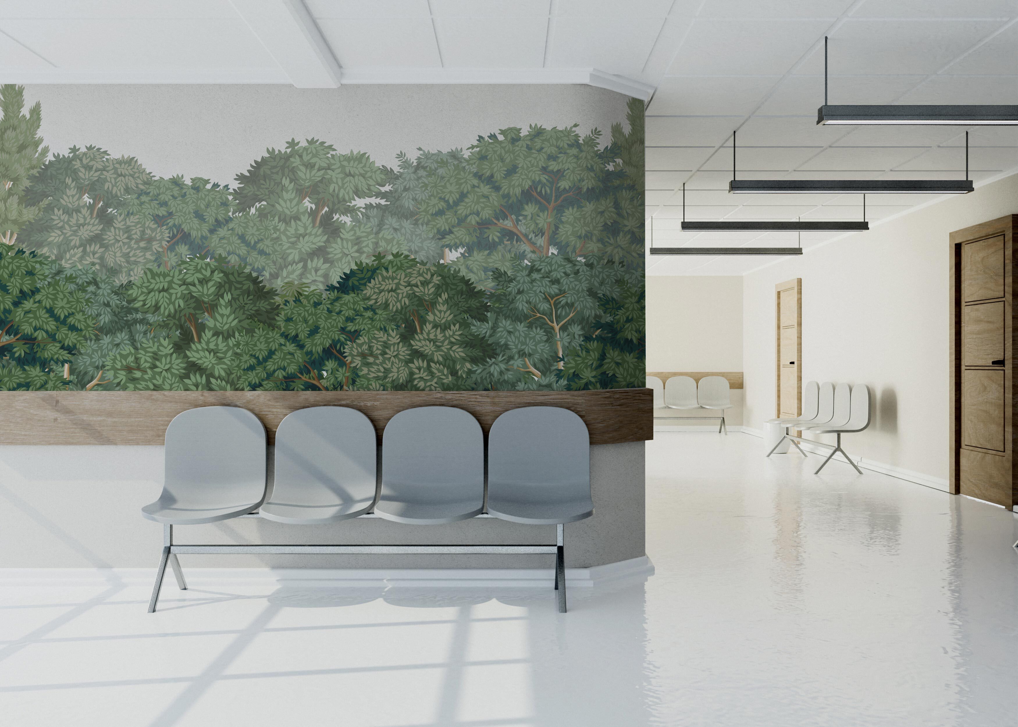 Salle d'attente avec un papier peint représentant une forêt, embellie par des éléments bois. Une atmosphère naturelle et chaleureuse pour accueillir les patients.