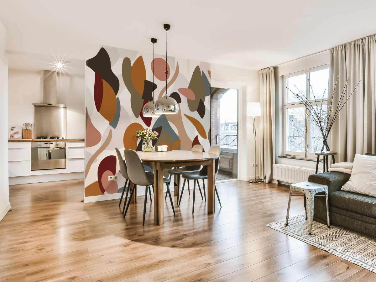 PAPIER PEINT COULEUR CHAUDE AVEC FORMES ORGANIQUES DANS UN SALON AVEC PARQUET? MUR BLANC ET LUSTRES ARGENTES