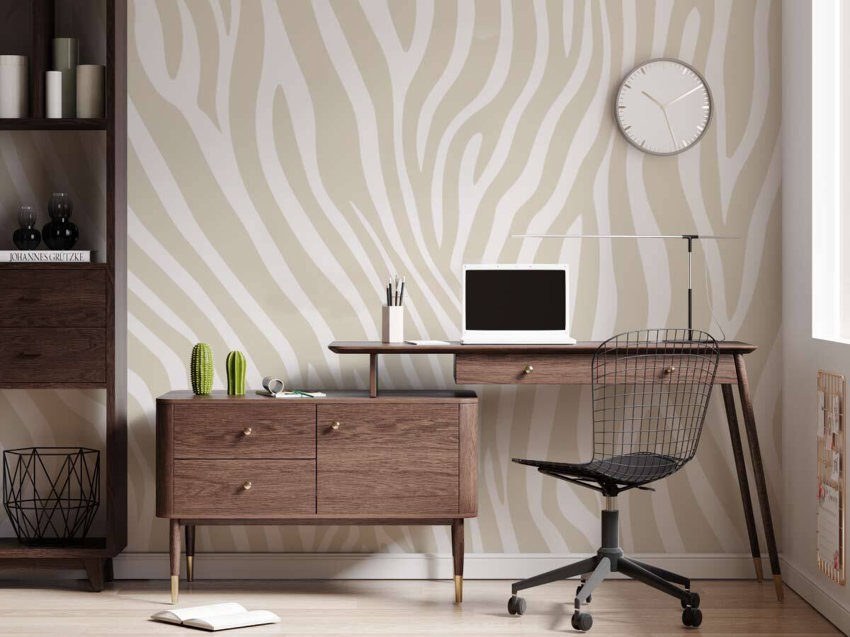 PAPIER PEINT ZEBRE BEIGE SUR FOND BEIGE TRES CLAIR? DANS UN BUREAU AVEC BOIS FONCE
