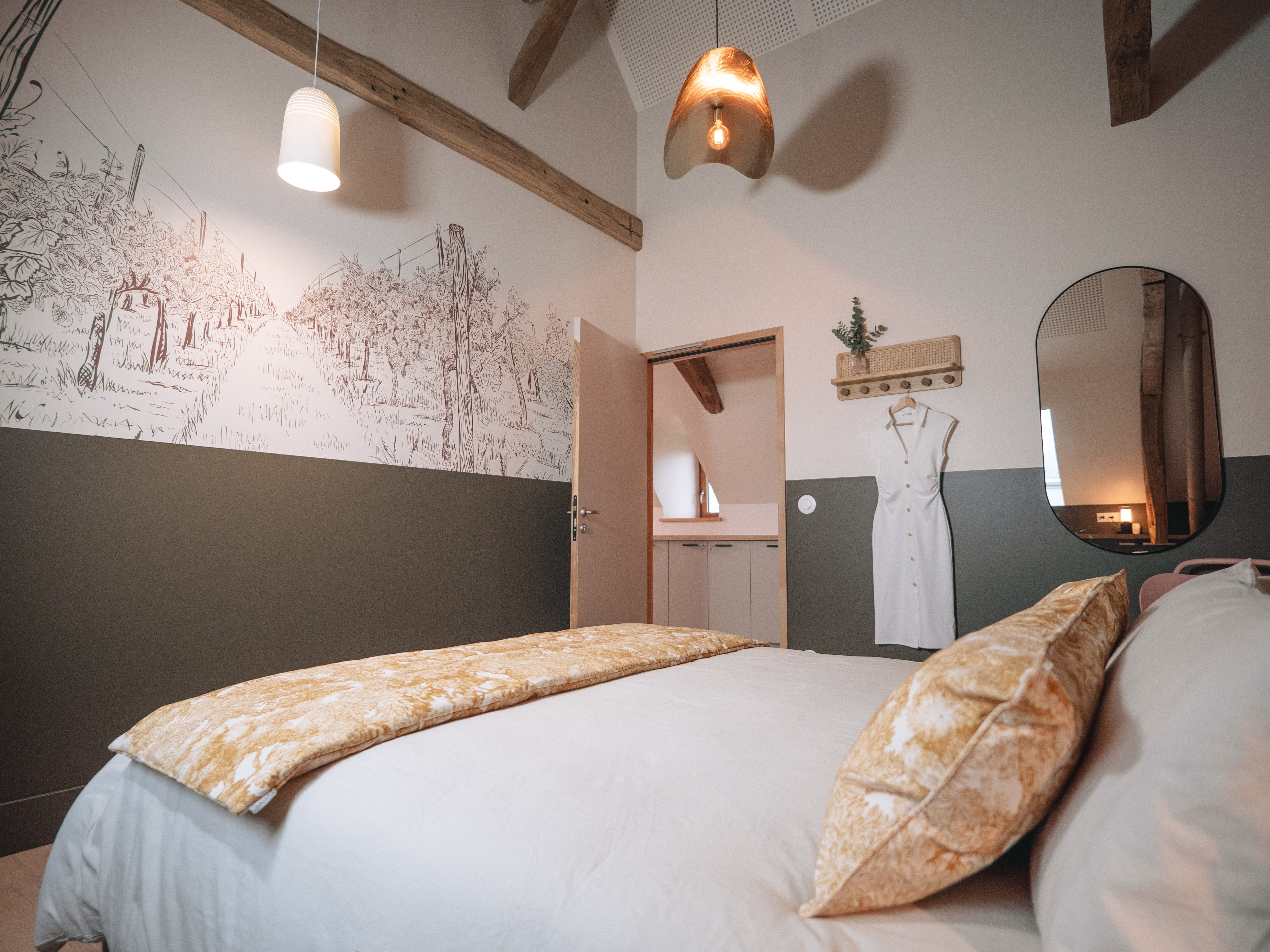 Papier peint panoramique inspiré de la vigne réalisé pour une chambre de La Maison Contigny.